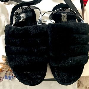 Black ugg slippers worn once size 6 20$